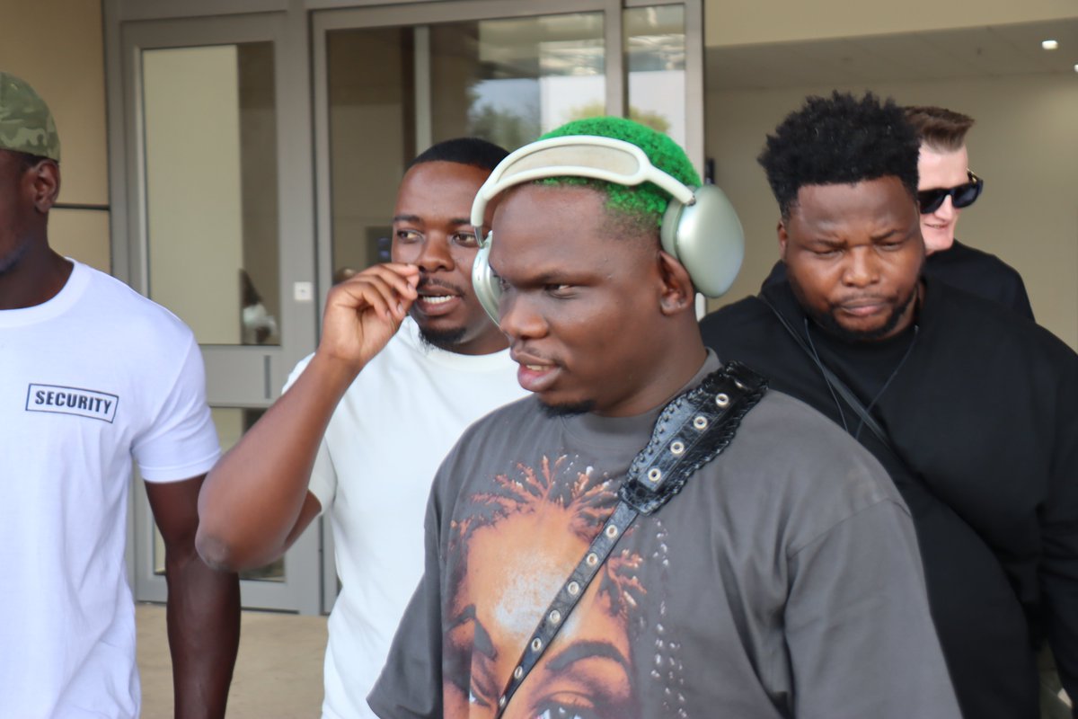 NetOneCellular's tweet photo. International artists have landed and are making their first stop at the NetOne shop at Robert Mugabe Airport for SIM cards and data to stay connected.
Next stop? NetOne @263CultureFest ! 🎉
#NetOne #263CultureFest #Mthunzi #OneMoney #Moozlie #ThuliP #Blxckie https://t.co/xHlxpzTmk5