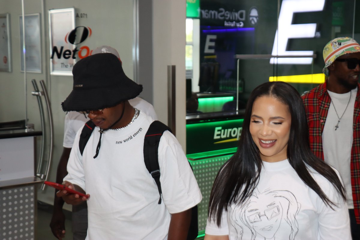 NetOneCellular's tweet photo. International artists have landed and are making their first stop at the NetOne shop at Robert Mugabe Airport for SIM cards and data to stay connected.
Next stop? NetOne @263CultureFest ! 🎉
#NetOne #263CultureFest #Mthunzi #OneMoney #Moozlie #ThuliP #Blxckie https://t.co/xHlxpzTmk5