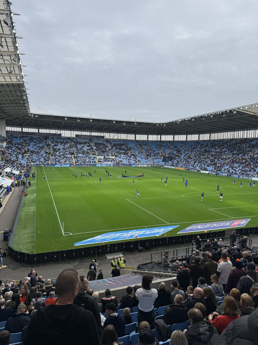 Todays football fix takes me to <a href="/Coventry_City/">Coventry City</a> v <a href="/LutonTown/">Luton Town FC</a> along with <a href="/DanDryden1/">Daniel</a> and <a href="/richhowell94/">Rich</a> #COYH