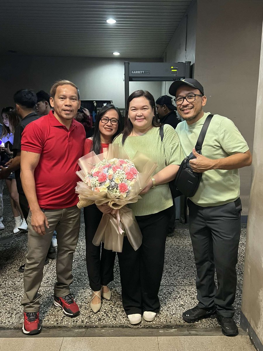 KaiRainHomiesWW's tweet photo. Wow, they all looks so amazing!!!

Kai's parents with Rain's parents >>>

KAIRAIN FINAL STAGE
#KaiRain | cr: tito raul https://t.co/iE3ccsN3uz