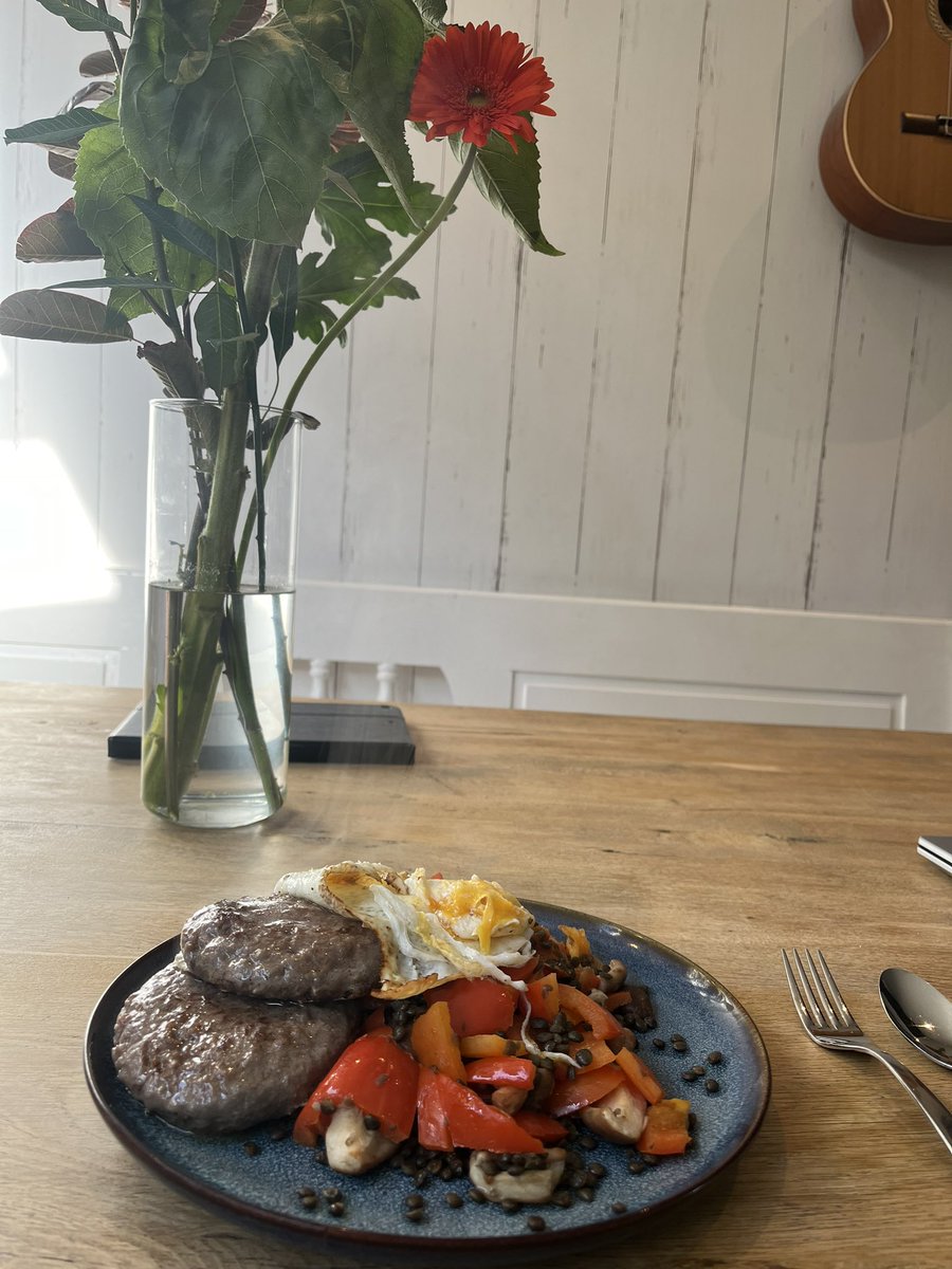 djack_littel's tweet image. As part of my 100% nutrient score, 
each day every day, 
for lunch:

6 Eggs
2 burgers or a steak
Broccoli
Cauliflower
Black lentils 
Red bell pepper 
Shiitake mushrooms 

Bon appetite 🙌

#nextlevelhuman #protocol