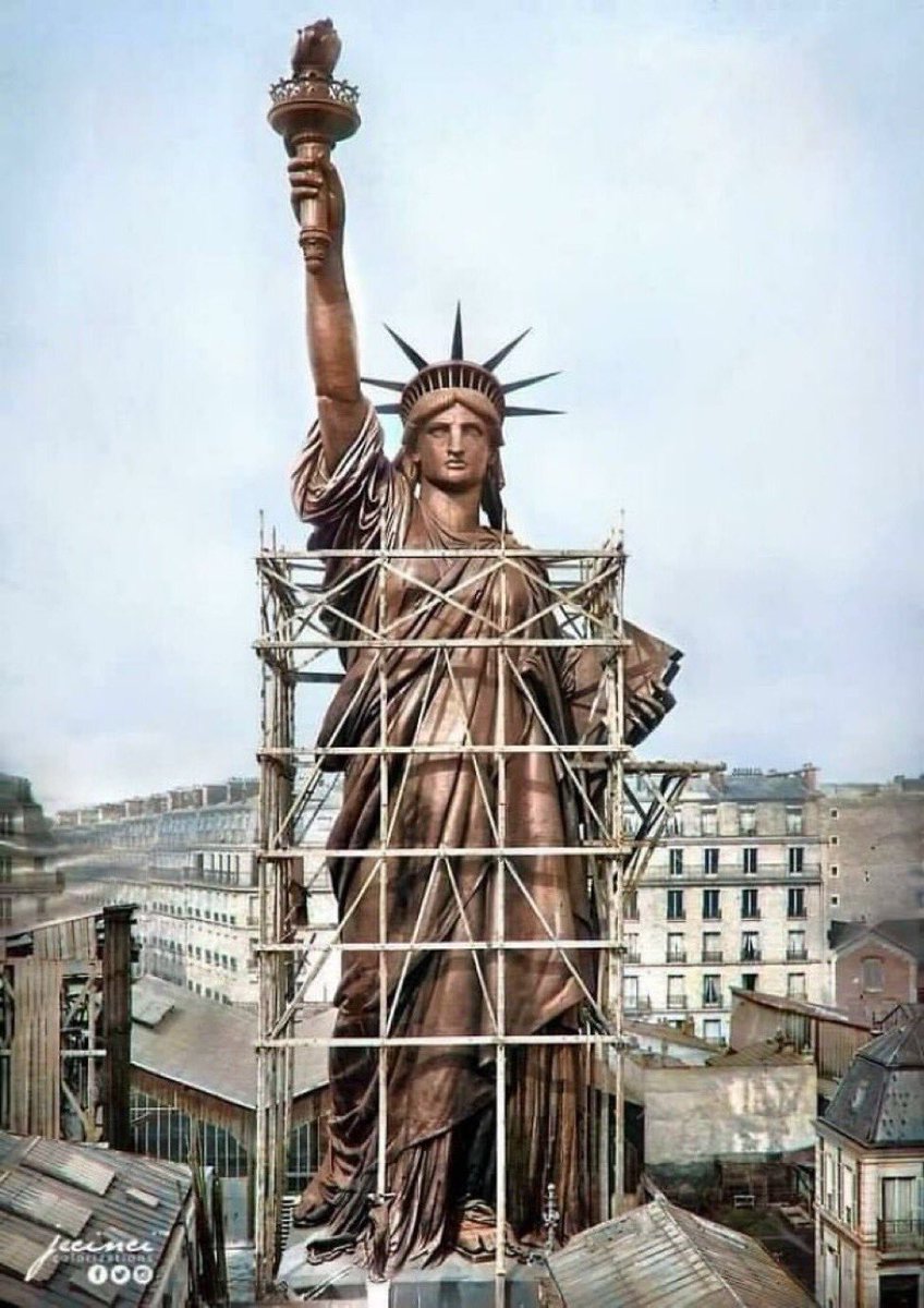 Fotos históricas que quizá no hayas visto antes.

Te van a impactar 😵

1. La Estatua de la Libertad en su color original en París antes de ser transportada a América.