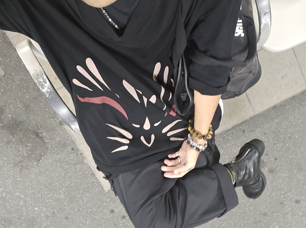 GurenThegz's tweet photo. 電車待ち🚃BLEACHとブルーロックがあるので、急いで帰る!!
#Switchblade
#きつねいど🦊
#買って良かったきつねいど🦊
#WarROCK
#エゴい https://t.co/HHkNT2jlyw