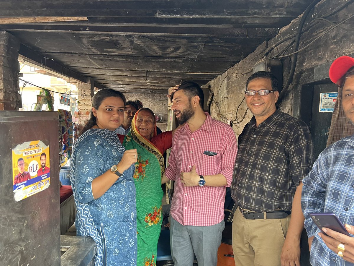 Pankajprahlads2's tweet photo. आज मेरे शास्त्री नगर वार्ड 70 के अन्तर्गत तुलसी नगर से भाजपा और आम आदमी पार्टी की गंदी राजनीति का मामला सामने आया जहां लोग दिवाली पर अपने घरों मे नया पेंट साफ़ सफ़ाई करते है वही त्योहार से ठीक पहले गरीब लोगो को घर से बेघर करने का प्रयत्न जो भाजपा और आम आदमी पार्टी की निचली राजनीत https://t.co/jThrXwRvI6