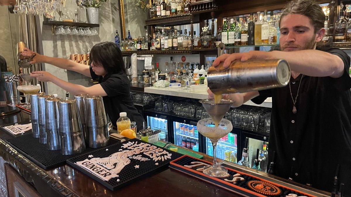 Two bartenders, full swing! ❤️ 🍹