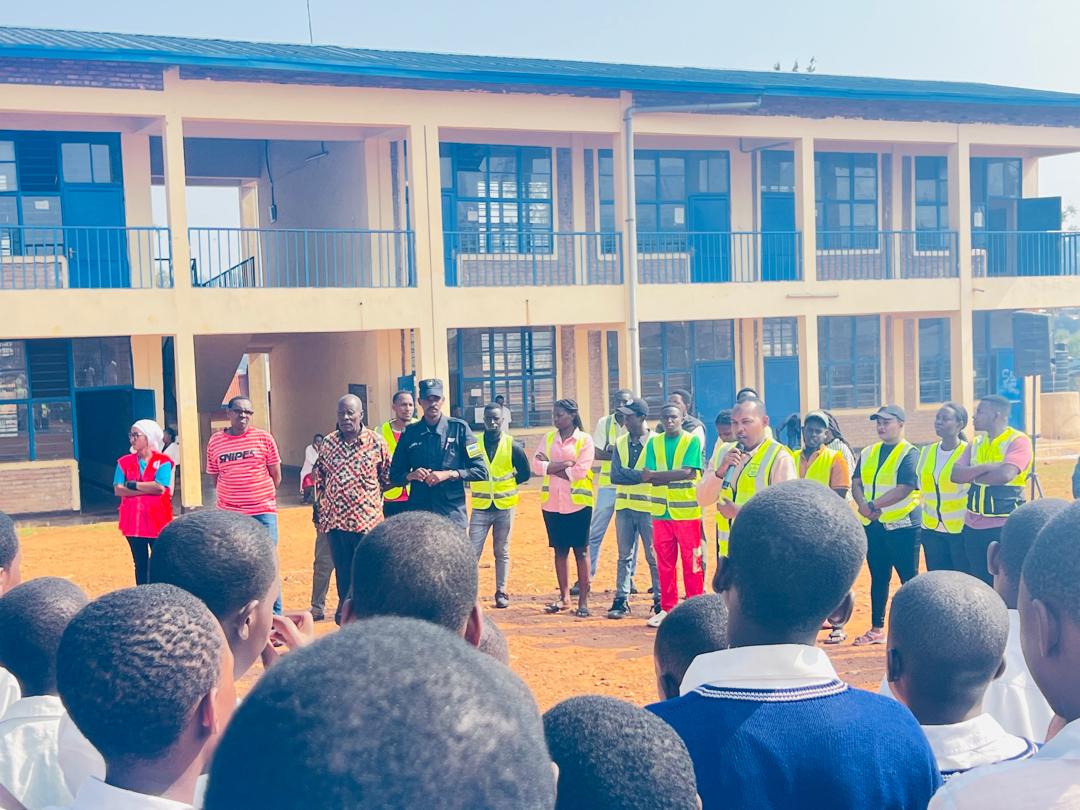 Urubyiruko rw'Abakorera bushake hamwe n'izindi nzego zibanze zirimo na Police  batanze ibiganiro mu kigo kisumbuye cya Gs Kabusunzu . 
Birimo;
👉Gukumira ibyaha bitaraba.
👉Kurwanya ibiyobya bwenge n'inda zidateganyijwe.