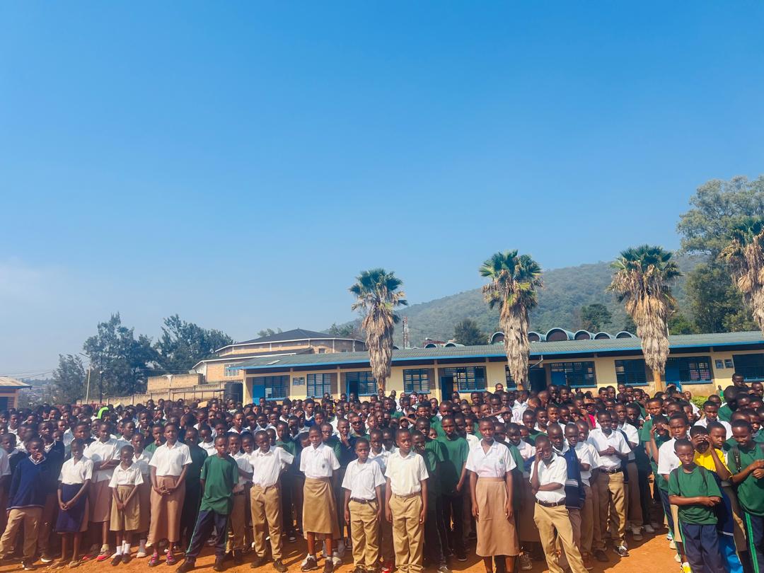 NyakabandaS's tweet photo. Urubyiruko rw'Abakorera bushake hamwe n'izindi nzego zibanze zirimo na Police  batanze ibiganiro mu kigo kisumbuye cya Gs Kabusunzu . 
Birimo;
👉Gukumira ibyaha bitaraba.
👉Kurwanya ibiyobya bwenge n'inda zidateganyijwe. https://t.co/JW0Y34JADw