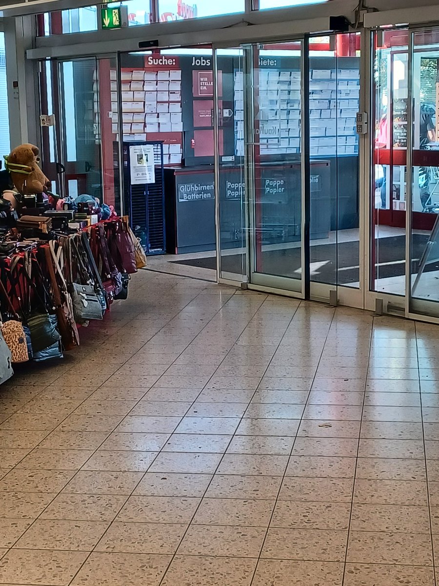 thokast's tweet image. GRATIS #bugoutbag 🤔
oder warum steht dieser Stand mit Taschen im #Fluchtweg bei @kaufland?
Sorry, aber das geht gar nicht!!!
👇👇👇