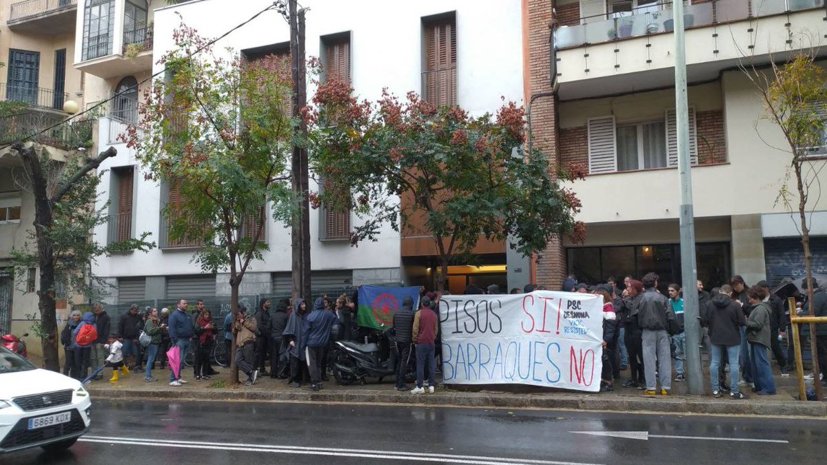 #ÚLTIMAHORA | Okupen un edifici municipal per a allotjar-hi una seixantena de persones de les barraques de Vallcarca directa.cat/okupat-un-edif… Una informació de <a href="/JuliaMas10/">Júlia Mas</a>
