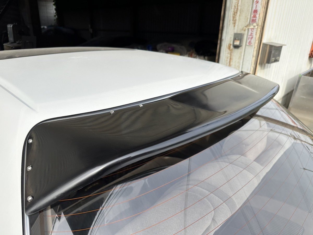 reitech_aw's tweet photo. 大変！大変長らくお待たせしました！！
81系チェイサー用のリアバイザーが
FRPとカーボン共に完成致しました！
マーク2とは異なり、純正と同様に製作すると車両側を傷付ける形になっていたので
改良し���した！
月曜日から発売開始します！
お楽しみに！！ https://t.co/t9xS76EHSG