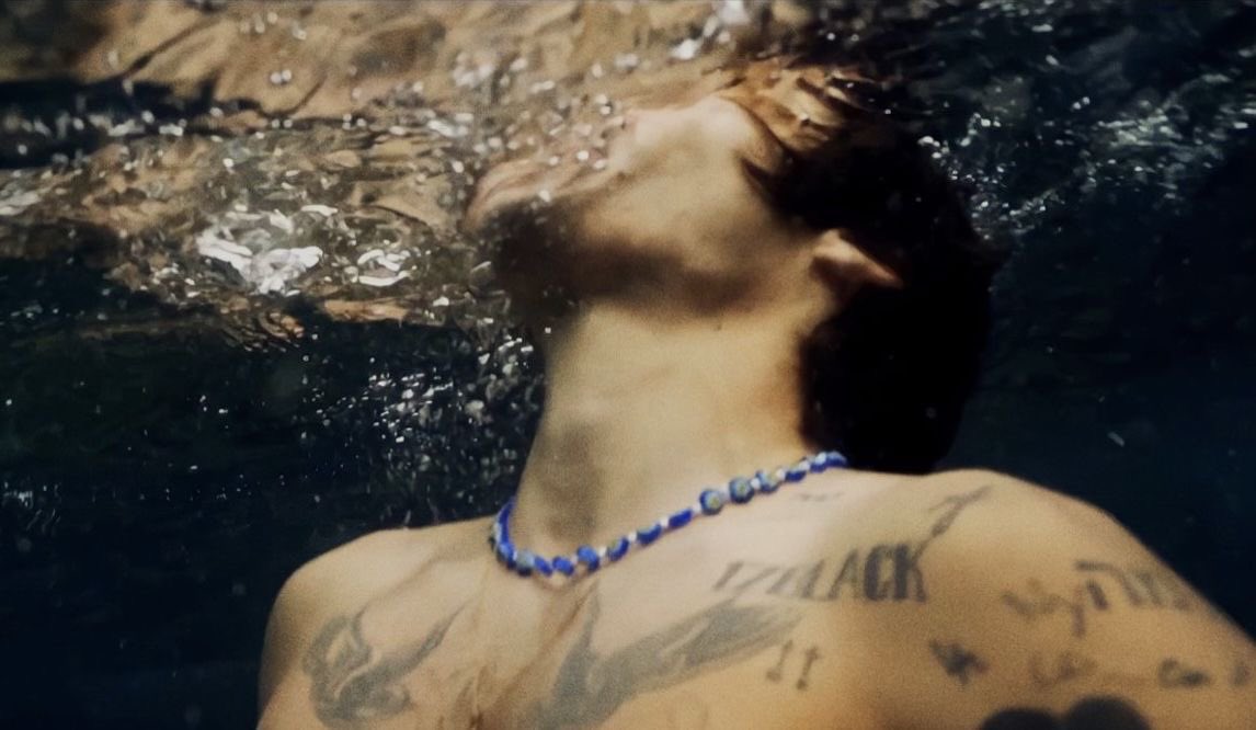 sonnyangelrry's tweet photo. four years of the golden mv 𖤓⋆.˚༄ https://t.co/CQSgSz0jLq