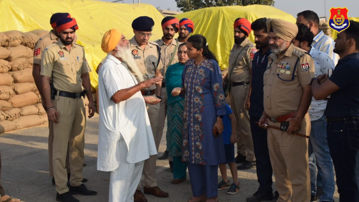 sasnagarpolice's tweet image. DC and SSP SAS Nagar visited Anaj Mandi to review the security arrangements for the paddy purchase. During the visit, they #interacted with the farmers and assured them that all possible efforts would be made to address their concerns.

#YourSecurityOurPriority