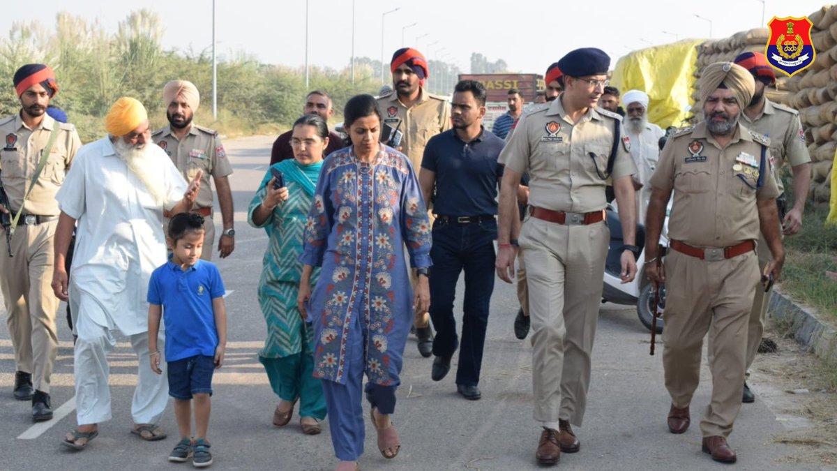 sasnagarpolice's tweet image. DC and SSP SAS Nagar visited Anaj Mandi to review the security arrangements for the paddy purchase. During the visit, they #interacted with the farmers and assured them that all possible efforts would be made to address their concerns.

#YourSecurityOurPriority