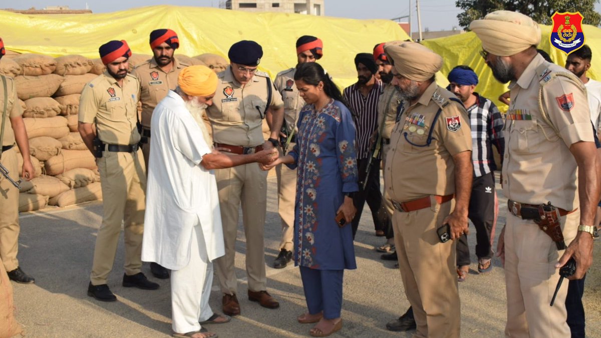 sasnagarpolice's tweet image. DC and SSP SAS Nagar visited Anaj Mandi to review the security arrangements for the paddy purchase. During the visit, they #interacted with the farmers and assured them that all possible efforts would be made to address their concerns.

#YourSecurityOurPriority