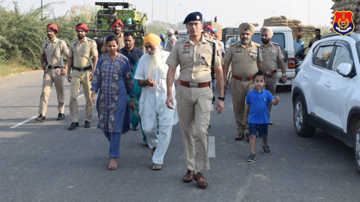 sasnagarpolice's tweet image. DC and SSP SAS Nagar visited Anaj Mandi to review the security arrangements for the paddy purchase. During the visit, they #interacted with the farmers and assured them that all possible efforts would be made to address their concerns.

#YourSecurityOurPriority