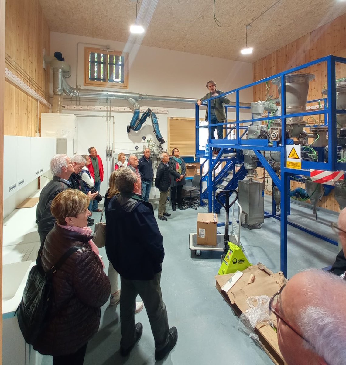 easolsones's tweet photo. 👩🏻‍🏫 Enguany, des de l’#EASolsonès acollim la trobada de personal en actiu i jubilat del Servei de Formació Agrària (@agriculturacat)!

✔️ Visita a les instal·lacions del centre
✔️ Visita al @ctforestal 
✔️ Visita al Hub Forestal de #Catalunya (#Olius)

#XarxaEASolsonès https://t.co/SExAFoDzAB