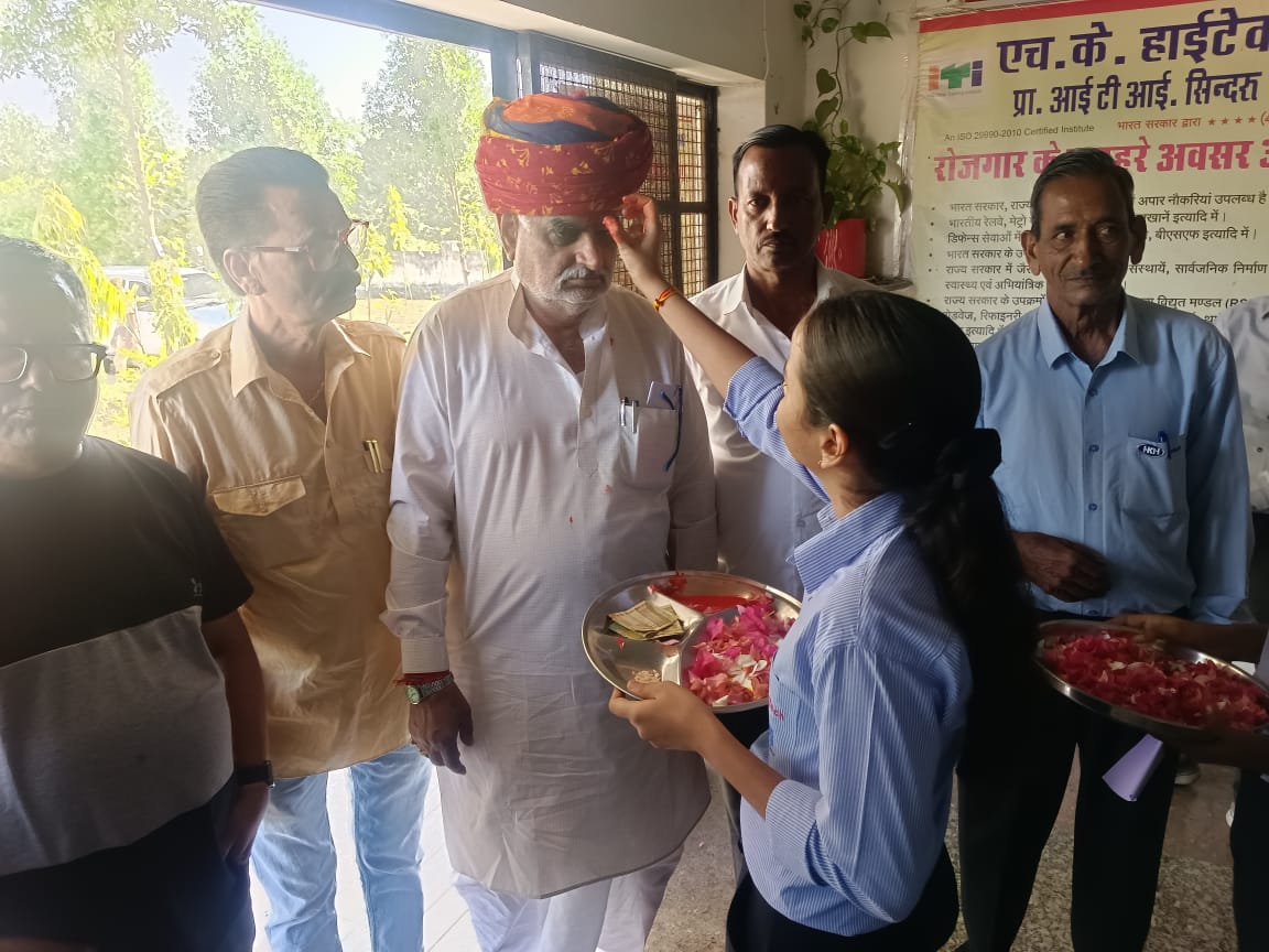 आज सिंधरू, पाली में H.K. Hi-tech Group द्वारा आयोजित कौशल दीक्षांत समारोह में सहभागी बना। इस अवसर पर कौशल विकास के विभिन्न कोर्स सीखने वाले युवाओं को उनके कठिन परिश्रम और कौशल विकास में उनकी सफलता के लिए सम्मानित कर संबोधित किया। 

यह कार्यक्रम युवाओं को सशक्त और स्वावलंबी