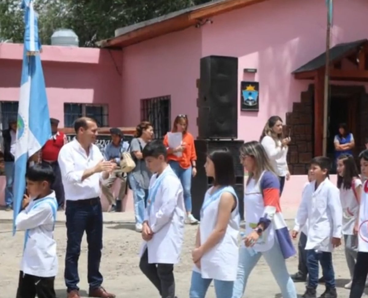 OmarGutierrezOk's tweet photo. ¡Buen sábado!
Hoy saludo con especial cariño a las vecinas y vecinos de las ciudades de #Andacollo, #BajadaDelAgrio y #LasColoradas en un nuevo aniversario.🎊
¡Felicidades!🎂 https://t.co/2HLgZAJQ0J