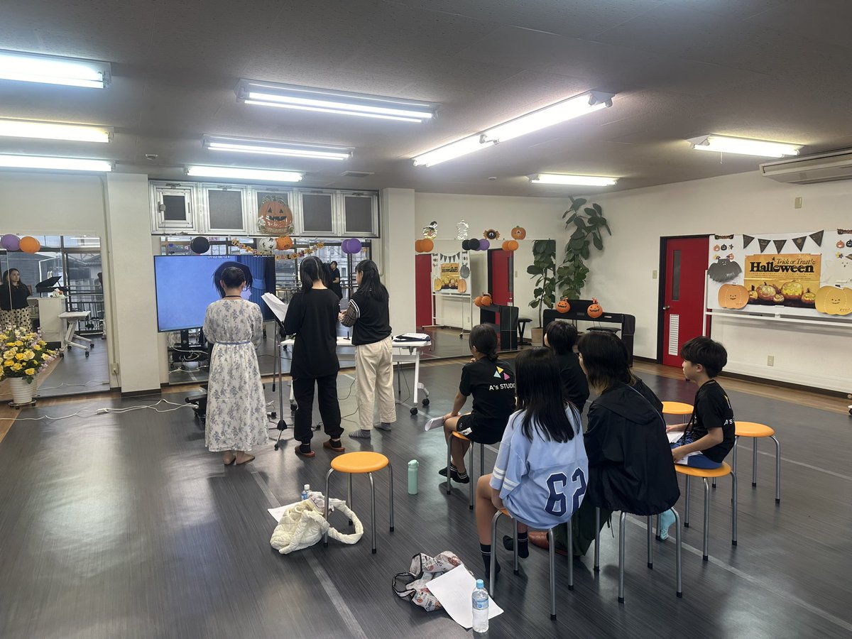 woguwogu0918's tweet photo. 声優体験ワークショップ
小2から高2の6人がアフレコにチャレンジ!
モニターと台本を交互に見ながら一生懸命自分のキャラに声を当てました。
驚いたことにみんな思い切りがよくて、しっかり声も出ていて楽しんでアフレコやってました。
また企画開催します😊
#AsSTUDIO https://t.co/4QxC2BKxN5