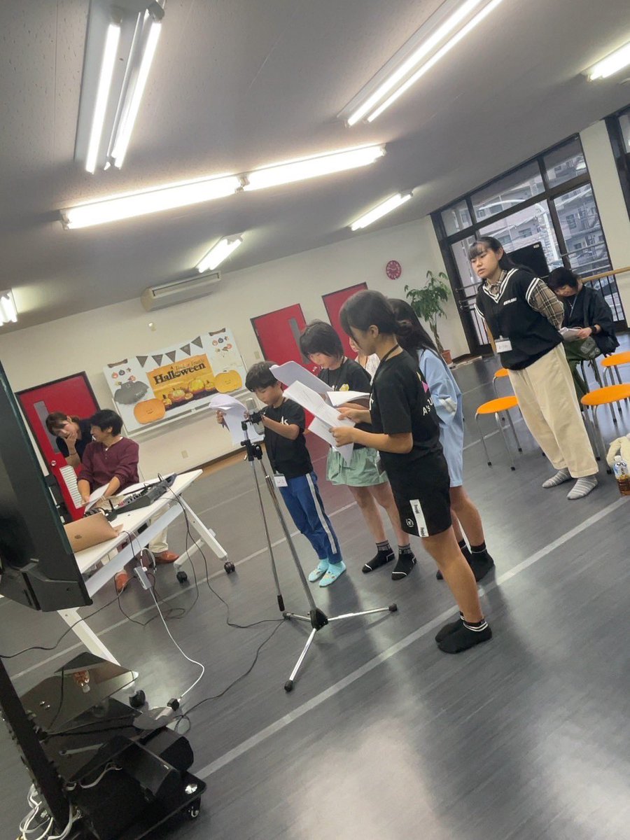 woguwogu0918's tweet photo. 声優体験ワークショップ
小2から高2の6人がアフレコにチャレンジ!
モニターと台本を交互に見ながら一生懸命自分のキャラに声を当てました。
驚いたことにみんな思い切りがよくて、しっかり声も出ていて楽しんでアフレコやってました。
また企画開催します😊
#AsSTUDIO https://t.co/4QxC2BKxN5