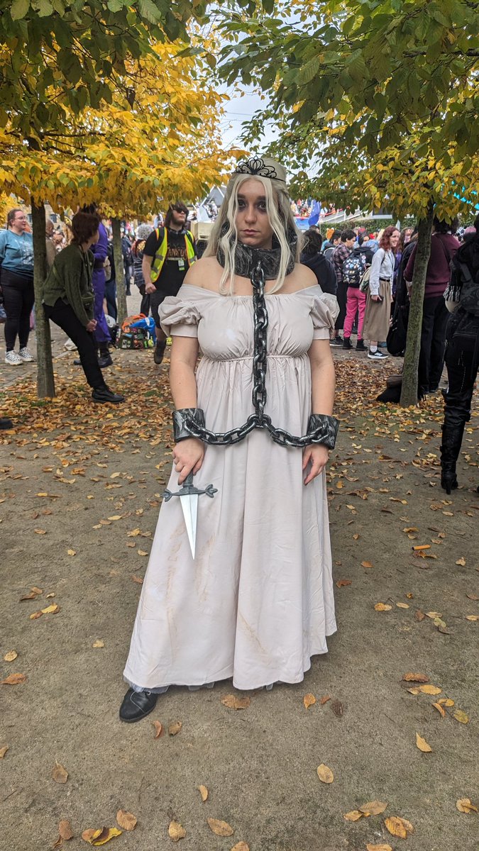 _PeriPeriwinkle's tweet image. at @MCMComicCon today as prisoner!Princess from @blacktabbygames's Slay The Princess :) lots of people were super excited to see me WHICH IS! SO COOL!!!
(pssst the pristine cut is out now, go play it)