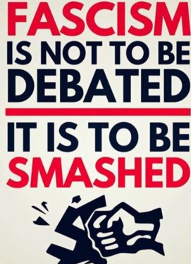 fotobeek's tweet image. In het schandblok slaan die #fascisten