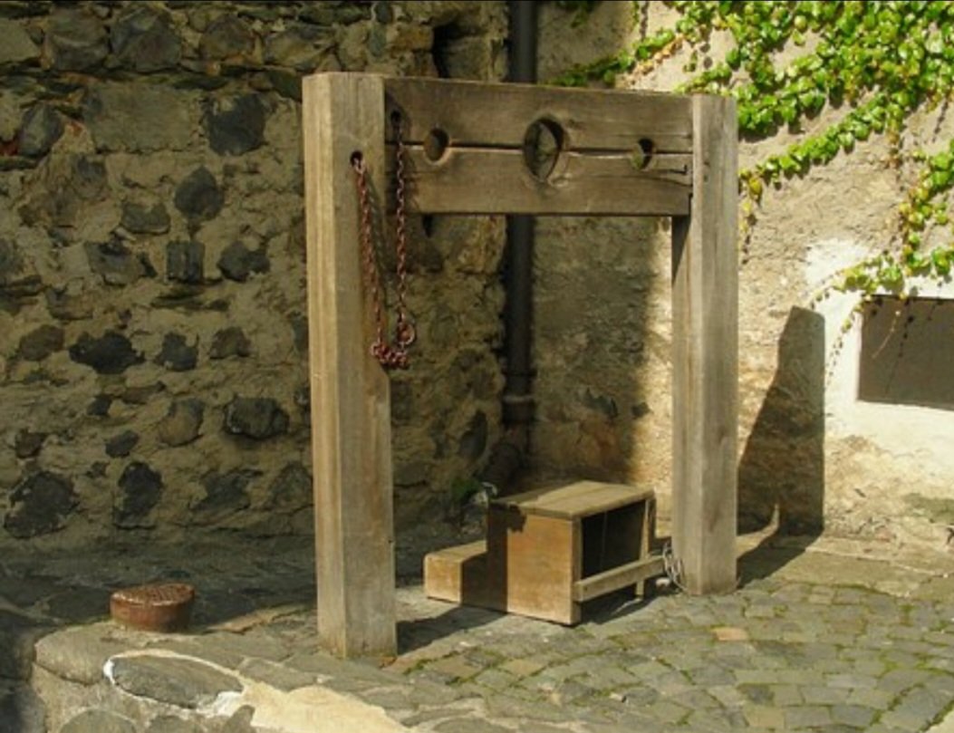 fotobeek's tweet image. In het schandblok slaan die #fascisten