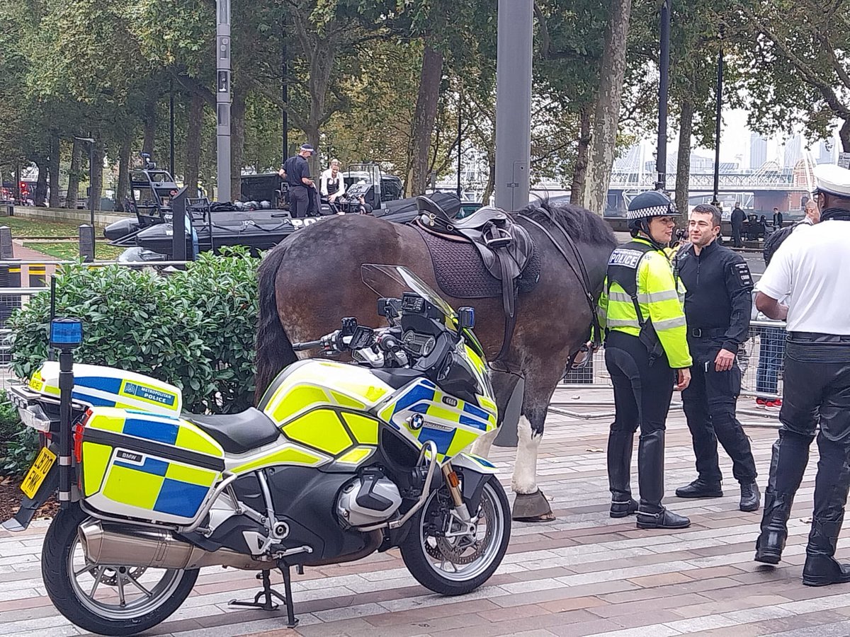MetTaskforce's tweet photo. Taskforce at NSY this week giving young people a chance to spend a day in the boots of our officers. https://t.co/ZjFKZnaPnO