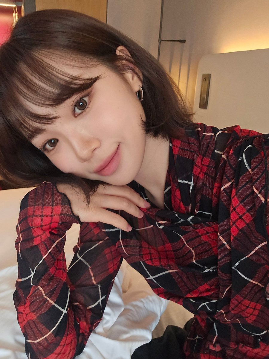 IM_LESSERAFIM's tweet photo. 머리색 맘에들어><

#르세라핌 #LE_SSERAFIM 
#김채원 #KIMCHAEWON https://t.co/W9ON3WkQ9u