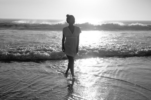 No te reprimas por nadie y, cuando la felicidad llame a tu puerta, aprovecha la ocasión, empieza a reescribir  tu vida y sé feliz...