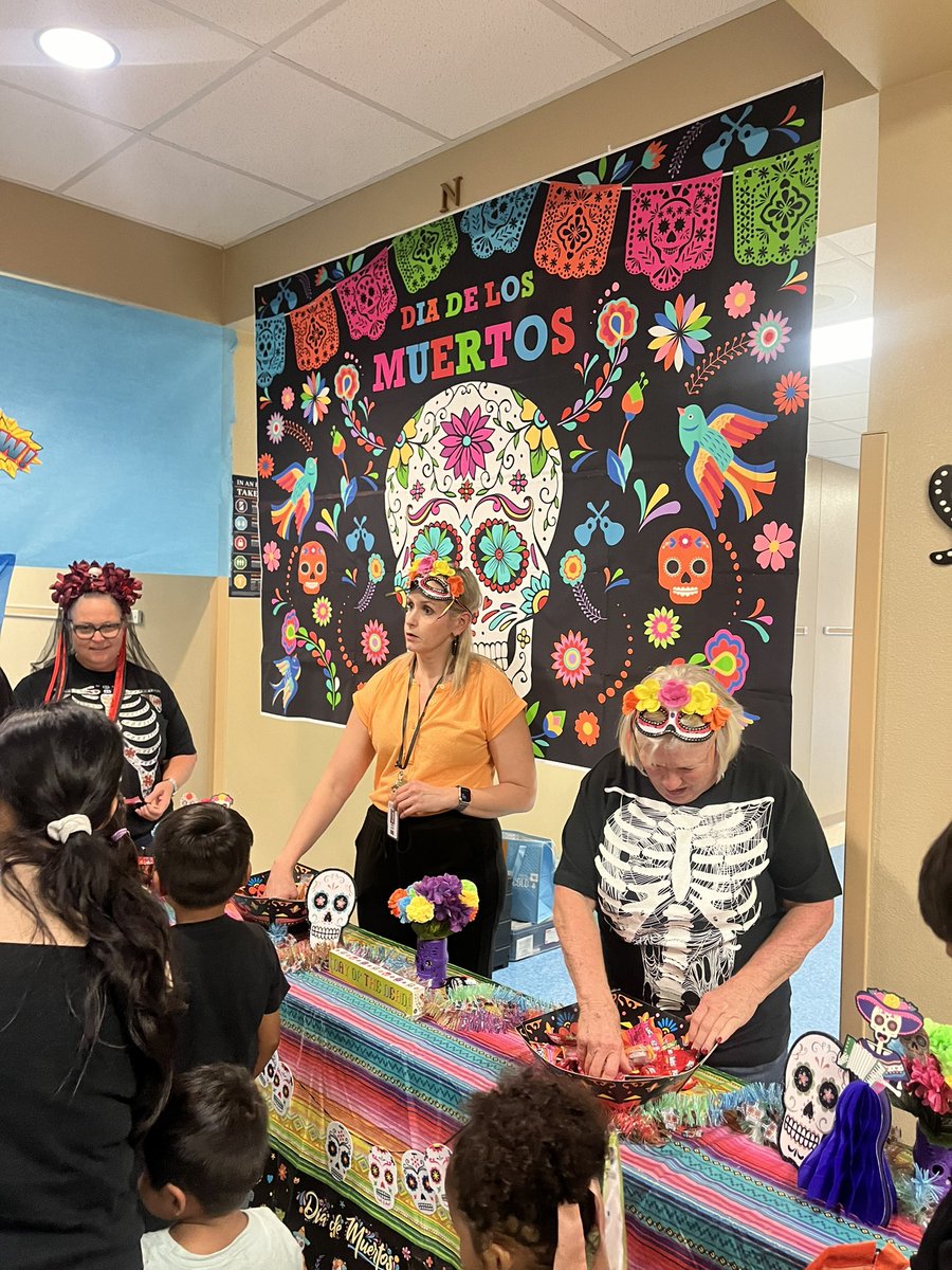 RobinKing11's tweet photo. PTA’s Trunk or Treat was a huge success. Lots of candy, families and fun https://t.co/bbUcUCOJRk