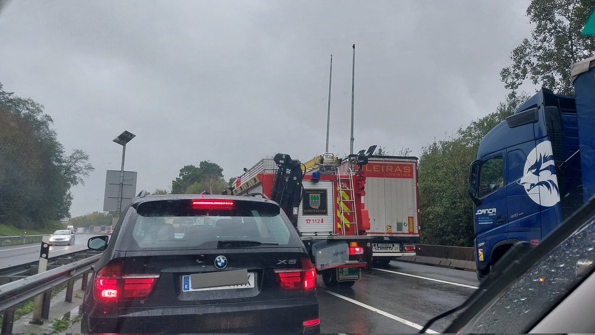 IbanAsenjo's tweet photo. Gipuzkoako N1-ean euria egiten duen bakoitzean istripua izaten dugu. Beno, AP1-ek ere inbidia omen dauka, 30min autopistan eta hemen gaude, ez aurrera eta atzera...
#bidegi https://t.co/mm1GuIe6Ui