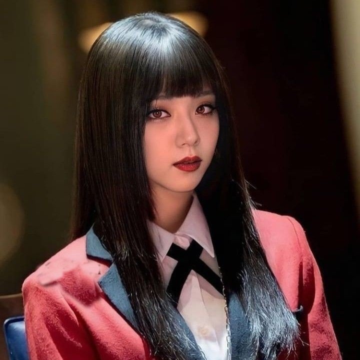 ⠀
Keara steps into the grand ballroom, the spotlight captures her dressed as Yumeko Jabami, the Main Character from anime Kakegurui. She wears a tailored red blazer, a crisp white shirt, and a striking black skirt, complete with perfectly styled hair and makeup that evoke
⠀