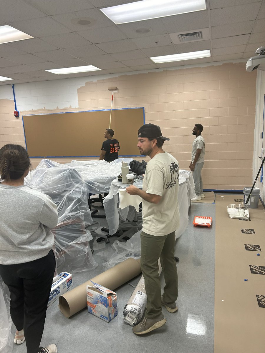 NSHSTheLink's tweet photo. Thanks to Elevate Church for facilitating and leading the North Springs cleanup day! Our spaces are beautiful! We appreciate you! #StrongerTogether #Weloveourpartners @FCS_NSHS_Princ @NorthSpringsHS @FultonCoSchools https://t.co/9gJgW6odk3