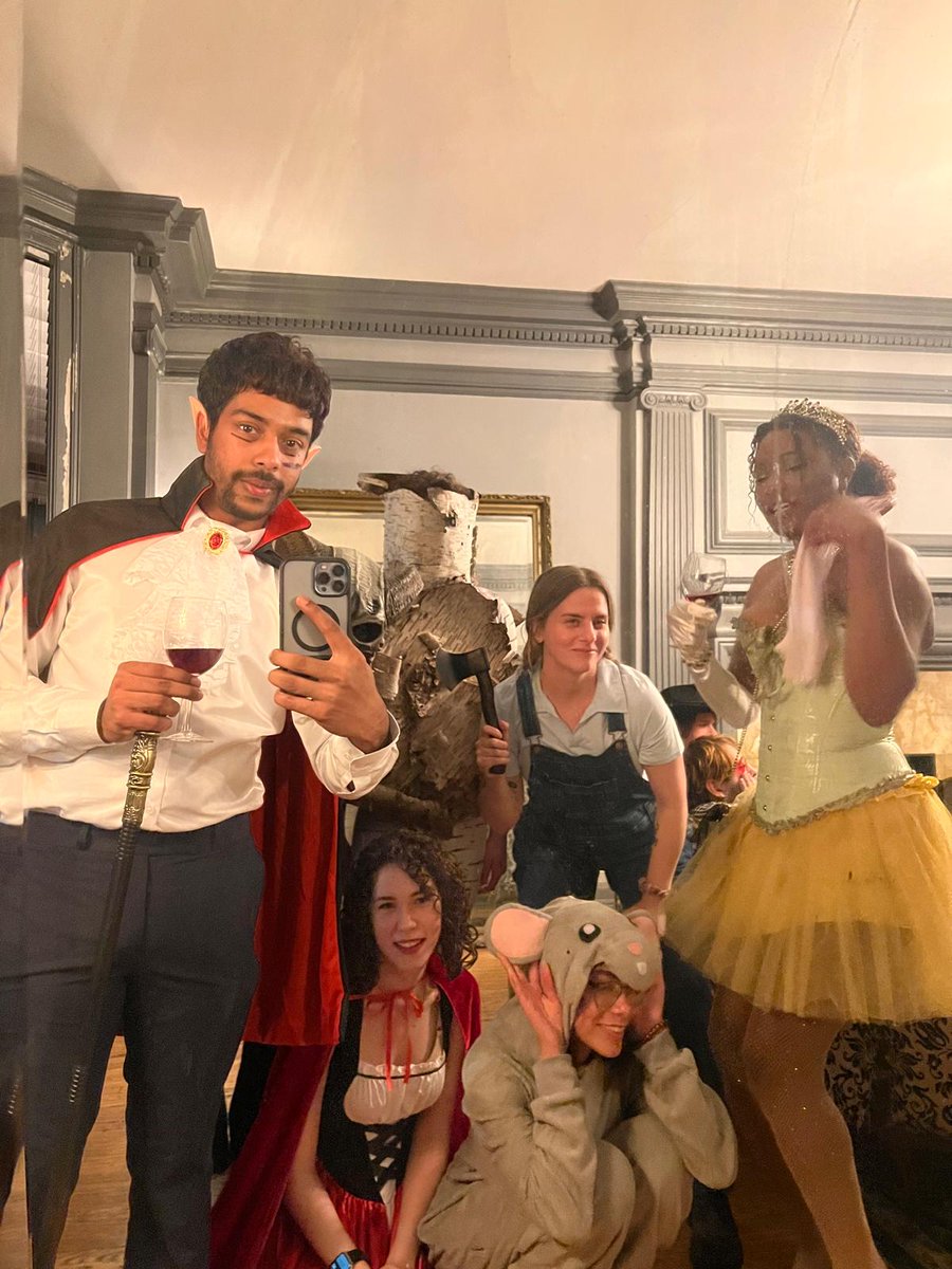 sadagurski's tweet image. Halloween party with a touch of taste! Bringing the spooky vibes in style🎃🎃 #Halloween @HashanJayarath @KoshkoLisa @scofield_sydney @L_Stilgenbauer @diva_pun @WSUBioSci