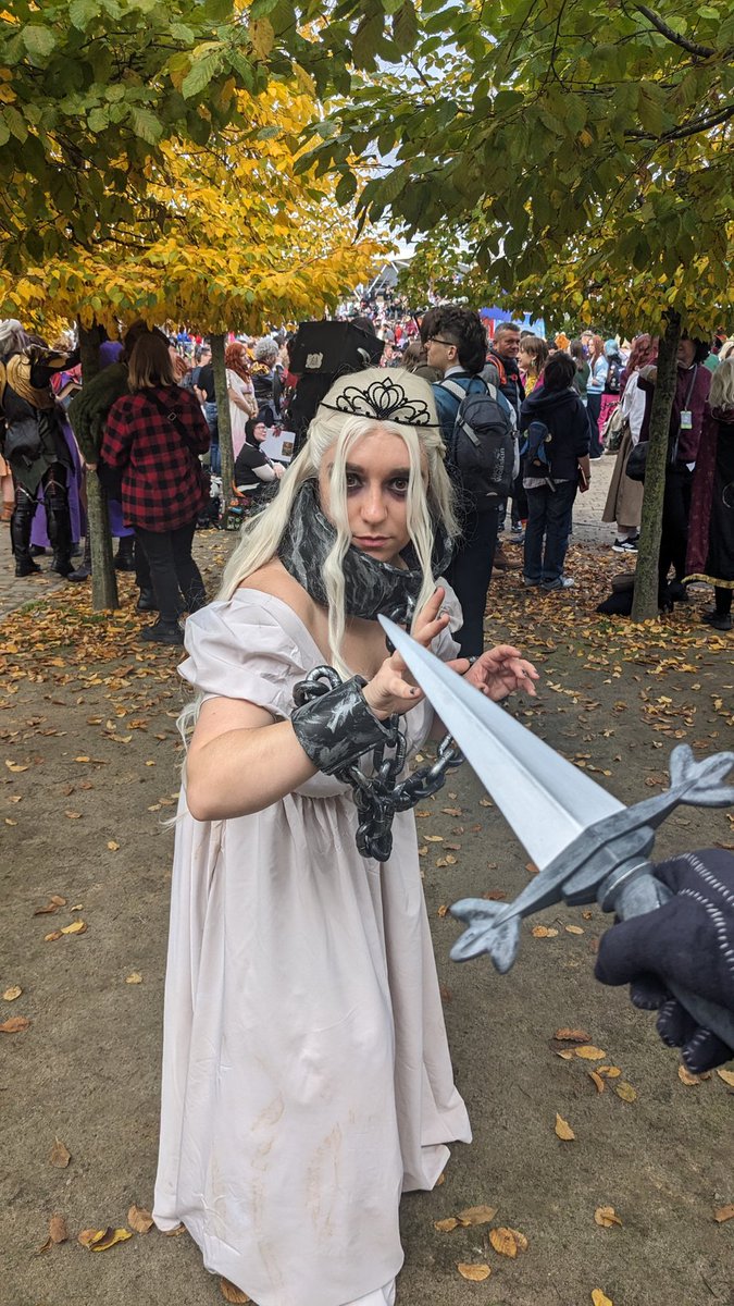 _PeriPeriwinkle's tweet image. at @MCMComicCon today as prisoner!Princess from @blacktabbygames's Slay The Princess :) lots of people were super excited to see me WHICH IS! SO COOL!!!
(pssst the pristine cut is out now, go play it)