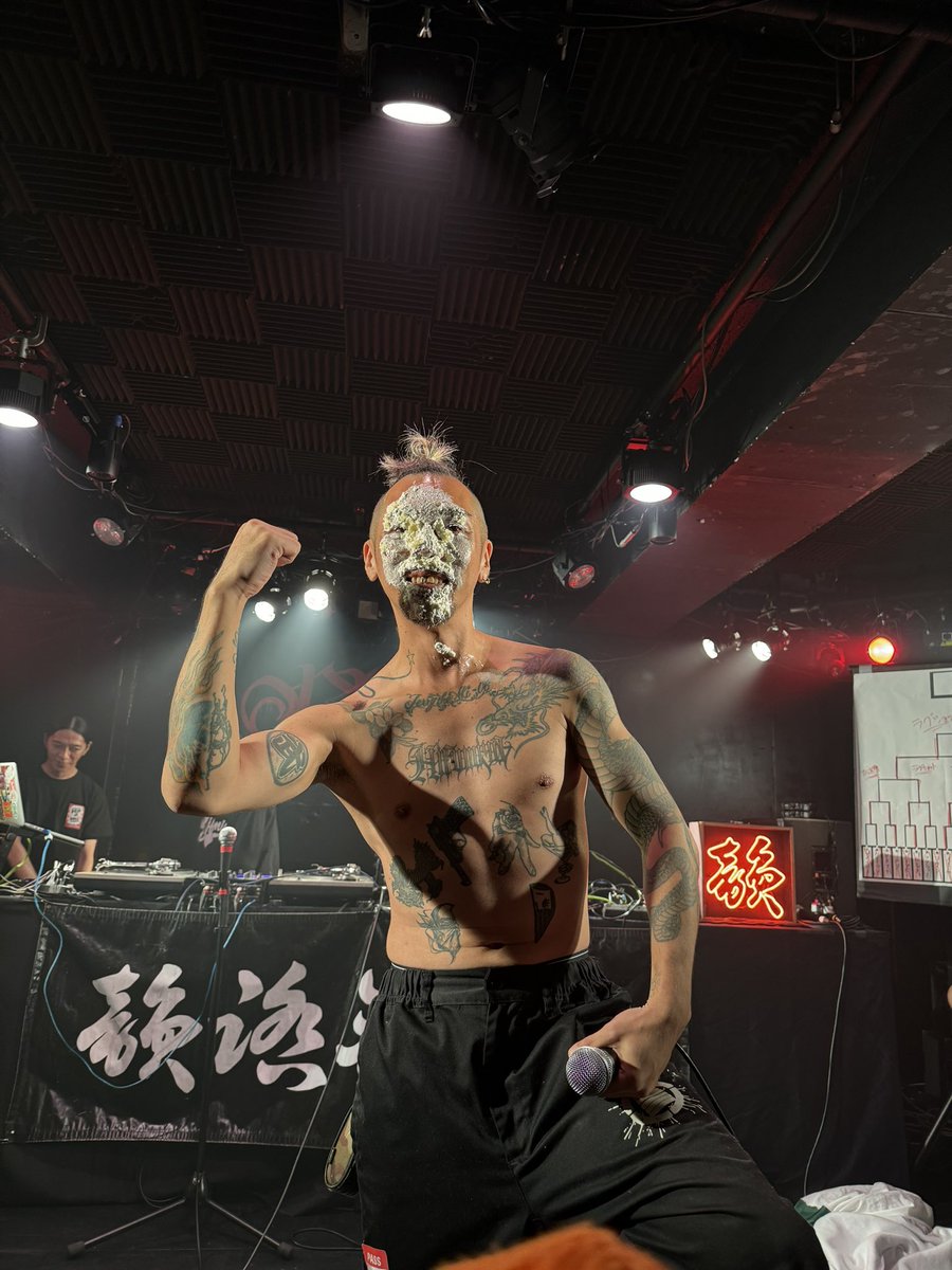 zumacchi_00's tweet image. DJ KITADA GENさんへのお祝いの気持ちを爆発させたHIDAさんの勇姿。
カッコええって、こういうことやと思う。
韻踏合組合は、韻踏「愛」組合でもあるんやと思う。

 #ENTER
 #Head_Bangerzの愛
 #HIDADDY
 #韻踏合組合