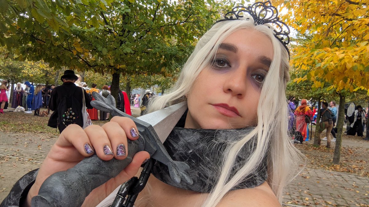 _PeriPeriwinkle's tweet image. at @MCMComicCon today as prisoner!Princess from @blacktabbygames's Slay The Princess :) lots of people were super excited to see me WHICH IS! SO COOL!!!
(pssst the pristine cut is out now, go play it)