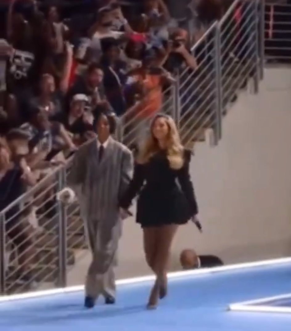 Hatchett_MeganB's tweet photo. I will never conform to a men’s pant suit…. Never.
#KellyRowland looks like #Beyonces dog!
What is happening??!!
#TrumpVance2024 https://t.co/Jca9lL9XAX