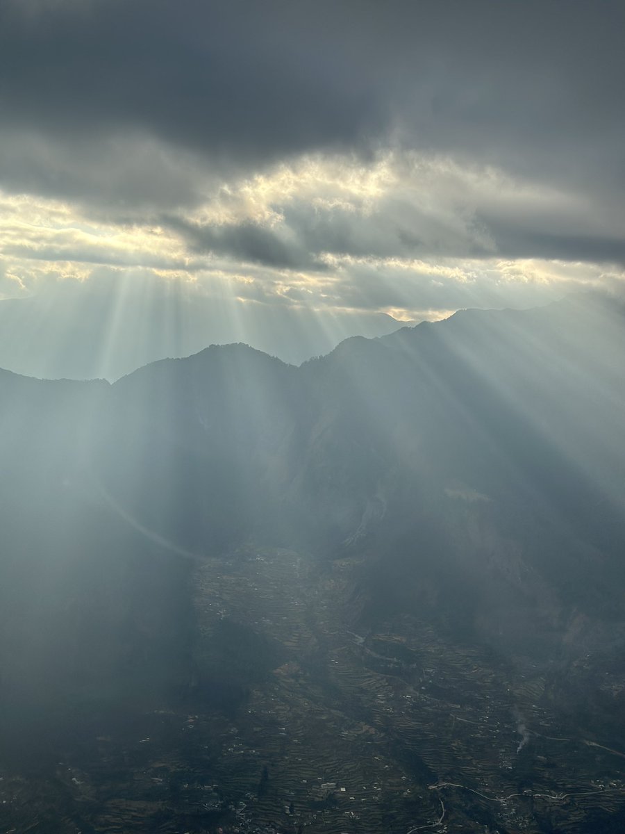 nitinwelde's tweet photo. -Not a single scene is like same as any other. 
- “The Joy of Flying “
In gratitude for past 30 years.

#pilotlife #gratitude #chardham 

PC: Pax https://t.co/qEzSdtIwkv