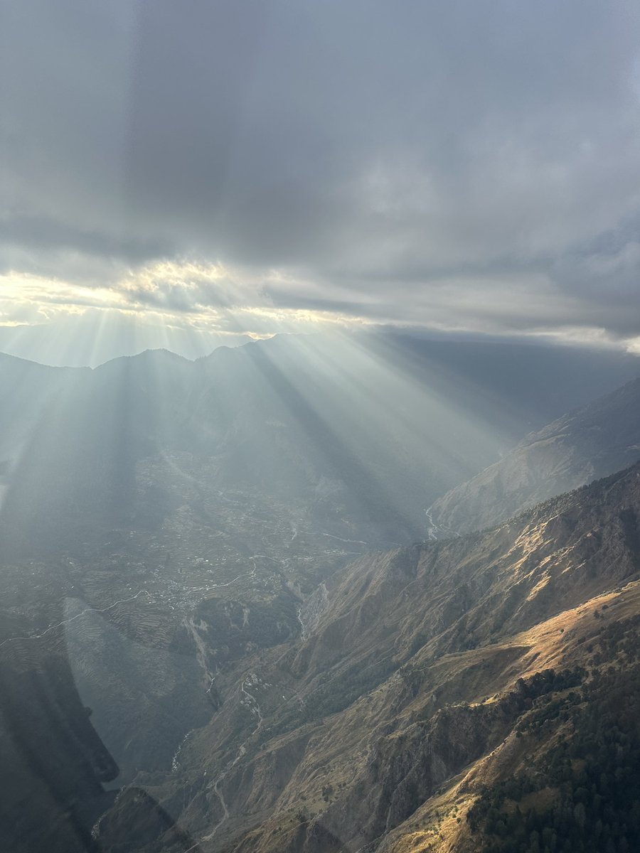 nitinwelde's tweet photo. -Not a single scene is like same as any other. 
- “The Joy of Flying “
In gratitude for past 30 years.

#pilotlife #gratitude #chardham 

PC: Pax https://t.co/qEzSdtIwkv