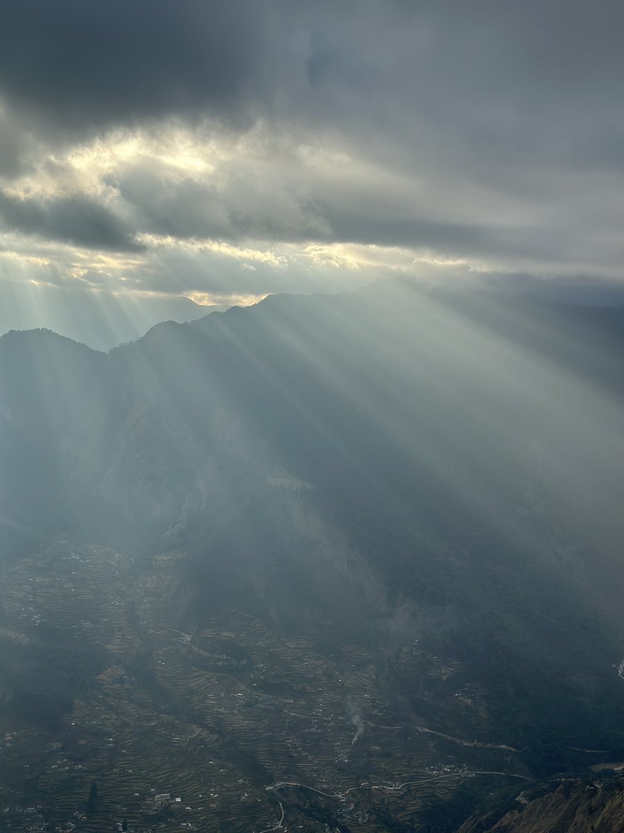 nitinwelde's tweet photo. -Not a single scene is like same as any other. 
- “The Joy of Flying “
In gratitude for past 30 years.

#pilotlife #gratitude #chardham 

PC: Pax https://t.co/qEzSdtIwkv
