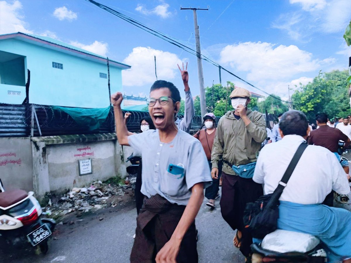 TayzarSan's tweet photo. "ကျုပ်တို့ ဒူးထောက်နေလို့သာ ကြီးကျယ်သူတွေ ကြီးကျယ်နေကြတာပါ။ ကိုင်း၊ ကျုပ်တို့အားလုံး ရုန်းထွက်၊ နိုးထကြစို့။"

(ပီ-‌ဂျေ ပရိုဒွန်)

#ဘူးသပိတ်ကိုင်ဆွဲဖက်ဆစ်ဖြိုလှဲ

#တက်စုံဖွင့်ရွက်ကုန်လွှင့်

#ငုံ့မခံနဲ့တုံ့ပြန်

#လူထုတိုက်ပွဲ https://t.co/7xLFLfK0Uz