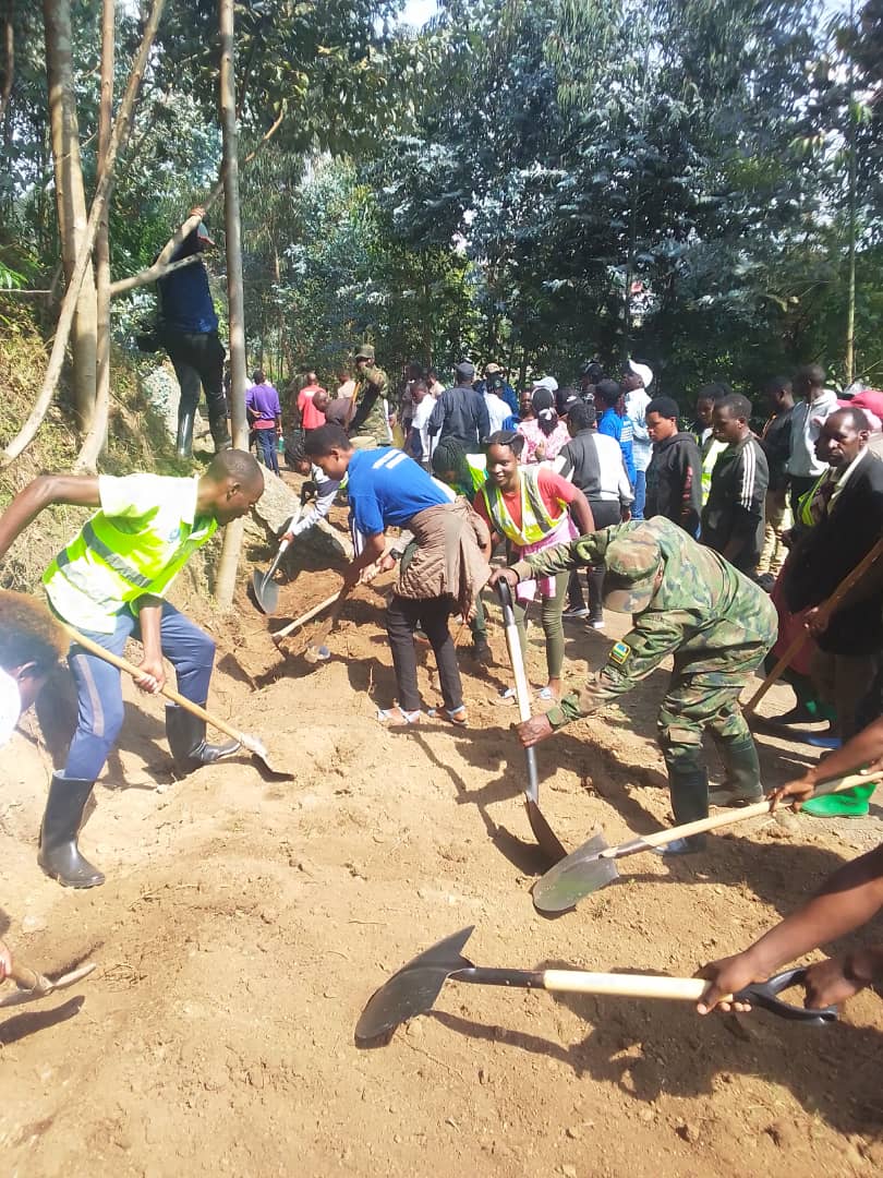 MusanzeYouth's tweet photo. Ku rwego rw'Akarere wabereye mu Murenge wa Shingiro Akagari ka Gakingo. Uyu muganda wibanze ku gusibura rigori y'Amazi y'Umuhanda ujya ku kagari ka Gakingo, gusiba ibinogo mu mihanda no kubakira abatishoboye. @MusanzeRadio https://t.co/UXPia1oVaU