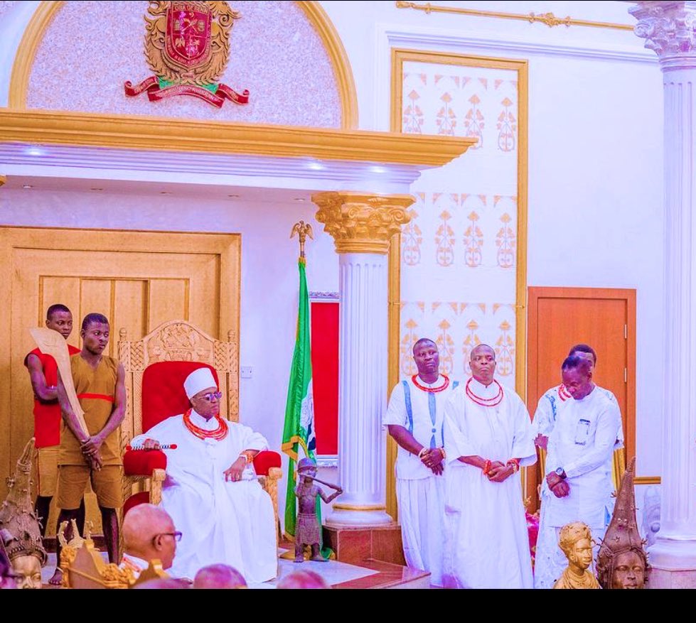 Edocentric_'s tweet photo. 𝐍𝐀𝐌𝐄𝐒 𝐀𝐍𝐃 𝐌𝐄𝐀𝐍𝐈𝐍𝐆 𝐎𝐅 𝐒𝐎𝐌𝐄 𝐏𝐀𝐒𝐓 Ọ𝐁𝐀 𝐎𝐅 𝐁𝐄𝐍𝐈𝐍

Ẹ𝗪Ẹ𝗞𝗔 [1180–1246] 
 ~ My Lineage will never come to an 
end 

ẸWẸKA Derived from three Edo words “Ẹ𝙬𝙖𝙚 𝙜𝙝𝙞 𝙆𝙖” - “My Lineage won’t dry”
Ẹwae ~ according to Aghayesi & Melzian dictionary on Edo language 
 Ẹwae is an old Ẹdo word for ~ Lineage & Kingdom 
One of the reasons why he was given the name as a result that the Owodo lineage won’t come to an End 
ẸWẸKA ll also took this name after the empire came to an end and the kingdom itself was threatened fulfill the other part of the word that ~ His Kingdom {Benin kingdom} won’t come to an end.

𝗨𝗪𝗔𝗞𝗛𝗨𝗔𝗛𝗘𝗡 [1246–1250] 
~ Gifted with Success or prosperity 

Ẹ𝗪𝗘𝗗𝗢 [1260–1274] 
~ My Lineage/ Kingdom will flourish 
  Ẹwae ~ Lineage 
   Do ~ Flourish 

Ẹ𝗗𝗢𝗡𝗜  [1287–1292] 
  ~ One who Supports Progress 

𝗨𝗗𝗔𝗚𝗕𝗘𝗗𝗢 [1292–1329]
~ Nothing can hinder my progress 

𝗢𝗛𝗘𝗡 [1329–1366]
~ A king in a priestly order 

𝗘𝗚𝗕𝗘𝗞𝗔 [1366–1397]
     ~ One with fierce temper

𝗨𝗪𝗔𝗙𝗜𝗢𝗞𝗨𝗡 [1434–1440]
     ~ No matter how Prosperous you become, your Riches can never divide the sea

Ẹ𝗪𝗨𝗔𝗥𝗘 [1440–1473]
~ It’s Cool, Trouble have ceased
  Derived: Ọworae 

Ọ𝗭𝗢𝗟𝗨𝗔 {Ọ𝗭𝗢𝗟𝗨𝗪𝗔} [1480–1504]
~ To grow in the path of prosperity 

𝗘𝗦𝗜𝗚𝗜𝗘 [1504–1547]
~ Do not challenge my divine right to rule

 Ọ𝗥𝗢𝗚𝗕𝗨𝗔 [1547–1580]
   ~ One whose prophecy about come to light 

𝗘𝗛Ẹ𝗡𝗚𝗕𝗨𝗗𝗔 [1580–1602]
~ Knowledge Establish [build] success 

𝙊𝙍𝙀 - Ọ𝙂𝙃𝙀𝙉𝙀 [1689–1701]
    ~ God Owns this City/Kingdom

𝗔𝗞𝗘𝗡𝗭𝗨𝗔 [1713–1740]
~ You play a fool to make it in life 
Derived: 𝙏𝙖 𝙆𝙤𝙣 𝙕𝙪𝙬𝙖 ~ to recount his ordeal at the hand of his brother Oba Ozuere

Ọ𝗕𝗔𝗡𝗢𝗦𝗔 [1804–1816]
    ~ A king who is god/ A godlike king

𝗢𝗚𝗕𝗘𝗕Ọ [1816]
  ~ One who was helped by the home  

Ọ𝙎𝙀𝙈𝙒Ẹ𝙉𝘿𝙀  [1816–1848]
    ~ My time to rule has arrived 

𝗔𝗗Ọ𝗟Ọ [1848–1888]
    ~ One with the mandate to make things right 

𝗢𝗩𝗢𝗥𝗔𝗡𝗠𝗘𝗡 𝗡'𝗚𝗕𝗔𝗜𝗦𝗜 [1888–1914]
      ~ The morning sun, that emerges from the Water, that covers every and touches everything 
Derived: 𝗢𝘃𝗲𝗻 𝗡ọ 𝗥𝗮 𝗠ẹ 𝗡ọ 𝗴𝗯𝗮 𝗲𝘆𝗵𝗮 {𝗶𝘀𝗶}

𝗘𝗥𝗘𝗗𝗜𝗔𝗨𝗪𝗔 [1979–2016]
 ~ I came to settle my Subjects 
Derived:𝗜𝗥𝗘𝗗𝗜𝗔𝗨𝗪𝗔 

Like & Retweet To Educate Someone