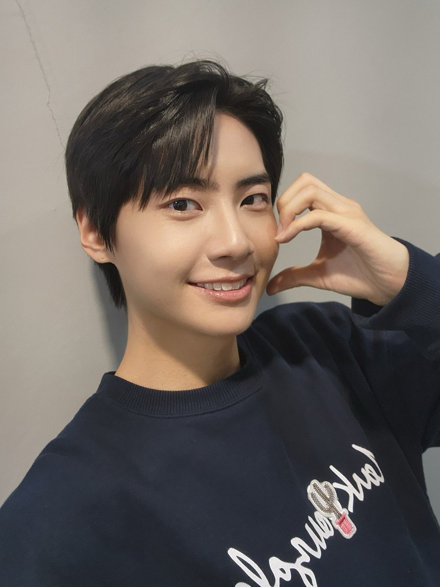 LJH_official's tweet photo. [📸]

���늘도 브이단에게💙
행복 나눔 완료 ⌯˃̶ᗜ˂̶⌯ಣ 

#이진혁 #LEEJINHYUK #SNL https://t.co/GFirSY44ec