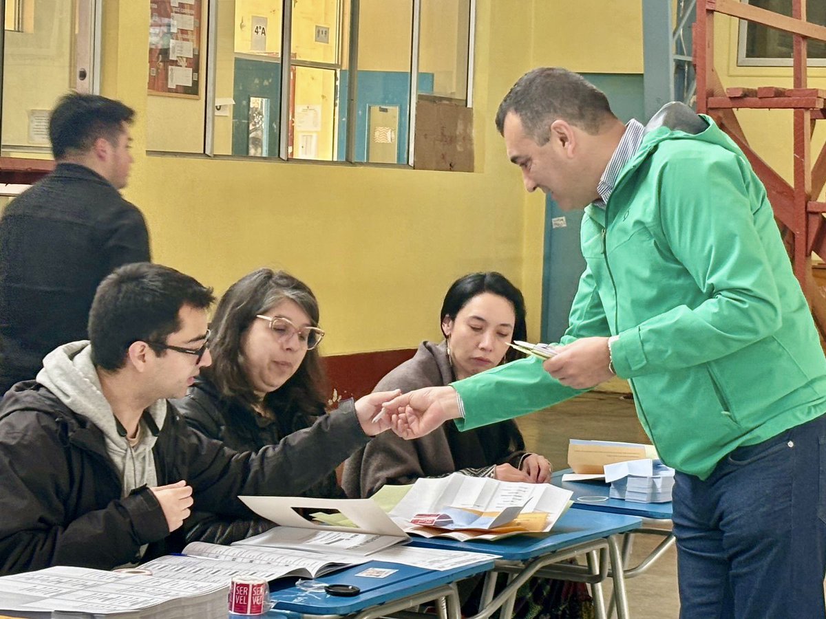 Juaneduardoconc's tweet photo. ¡ Ya ejercimos nuestro derecho a VOTO !!

“Con alegría disfrutando desde muy temprano el proceso electoral que en nuestro comuna y país es limpio, rápido y transparente”. 

¡ Con el voto cuidamos y fortalecemos nuestra democracia ! https://t.co/2D2Dwbnxfv