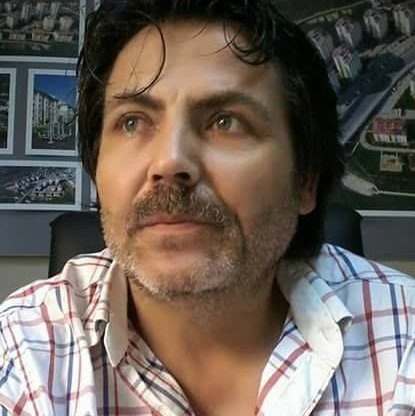 VEYL OLSUN

Kendimin düştüğünü gördüm sol yakamdan
Ellerimden kayıp gittiğini ellerimin
Çekildiğini gördüm damarlarımın kanımdan
Oyduğuna şahidim gözümü, gözbebeklerimin!

Sarp dağlarımda kendime direnen bir asiyim
Ah ne kurşunlar sapladım kendi ciğerlerime
Kendi tımarhanemde