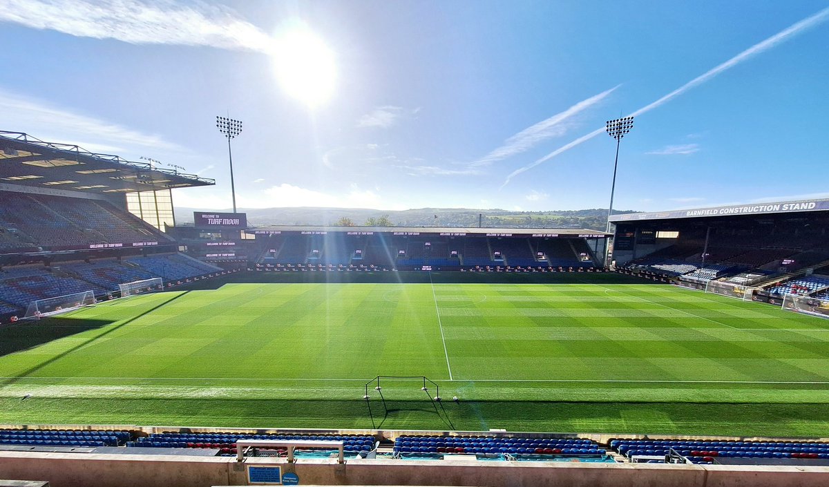 John_Dunn77's tweet photo. 📌 Turf Moor.
On duty for @talkSPORT providing updates on @SkyBetChamp
@BurnleyOfficial v @QPR .
2nd top with 1 defeat against 2nd bottom with 1 win.
#GoalsAsTheyGoIn https://t.co/C81tBVNXAS
