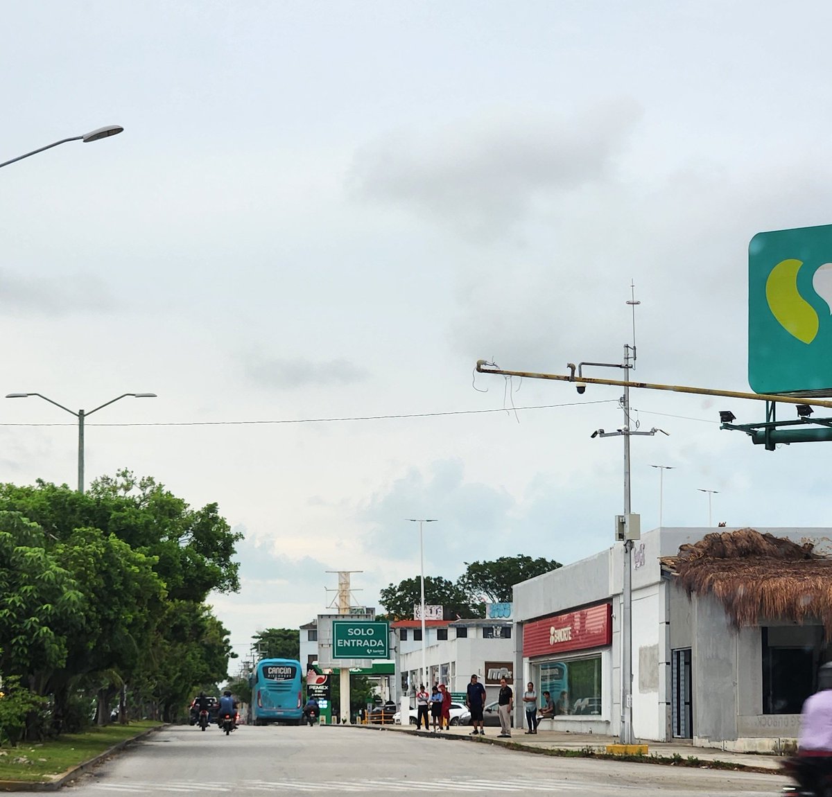dolcefreak's tweet photo. @AytoCancun y el semaforo? Av. La Luna con Av. Nichupte https://t.co/gnyZlpiEnZ